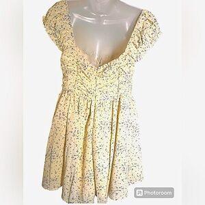 Floral yellow woman’s romper. Size 8 Princess Polly. NWOT